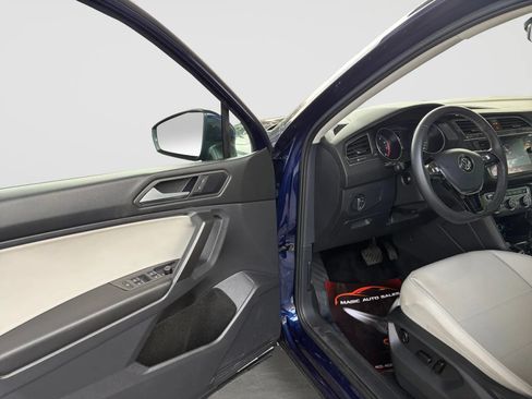 Used 2021 Volkswagen Tiguan SE w/ Panoramic Sunroof Package AWD/4WD image 11