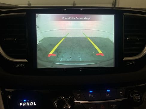Used 2023 Chrysler Pacifica Touring-L FWD image 8