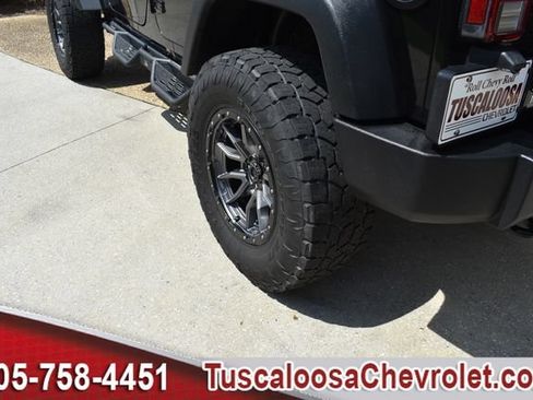 Used 2018 Jeep Wrangler Unlimited Rubicon w/ Connectivity Group AWD/4WD image 12