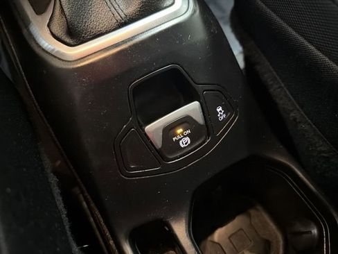 Used 2018 Jeep Renegade Altitude w/ Popular Equipment Group image 27