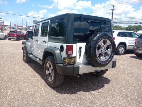 Used 2016 Jeep Wrangler Unlimited Sahara w/ Connectivity Group AWD/4WD image 5