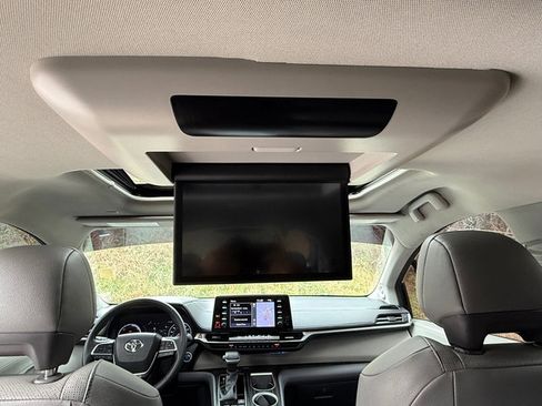 Used 2023 Toyota Sienna Limited image 18