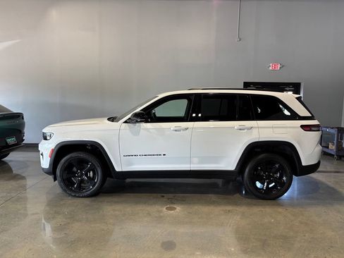 Used 2023 Jeep Grand Cherokee Altitude AWD/4WD image 2