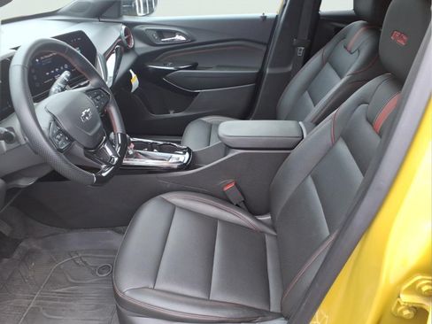 Used 2024 Chevrolet Trax RS w/ Sunroof Package FWD image 8