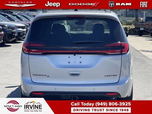 Used 2026 Chrysler Pacifica Limited w/ Uconnect Theater Family Group image 5
