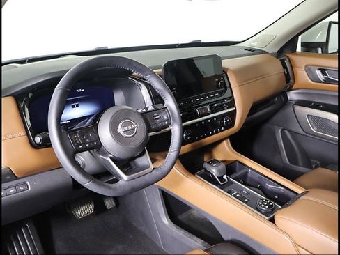 Used 2024 Nissan Pathfinder Platinum w/ Black Appearance Package AWD/4WD image 6
