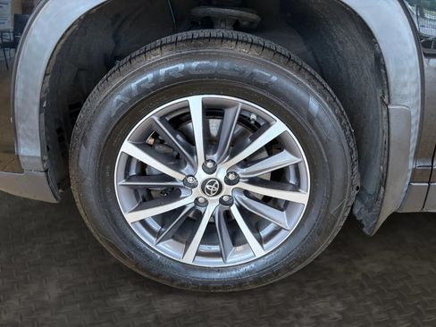 Used 2019 Toyota Highlander XLE AWD/4WD image 37