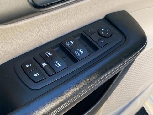 Used 2022 Chrysler Pacifica Touring-L image 10