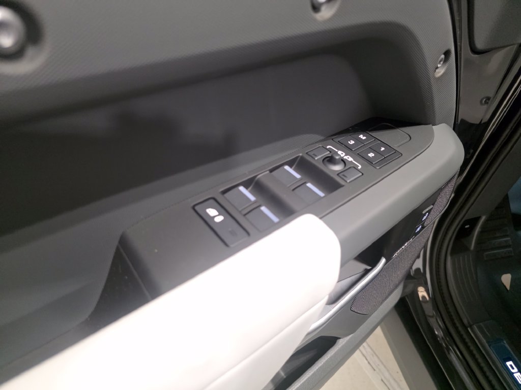 New 2026 Land Rover Defender 110 X-Dynamic SE AWD/4WD image 19