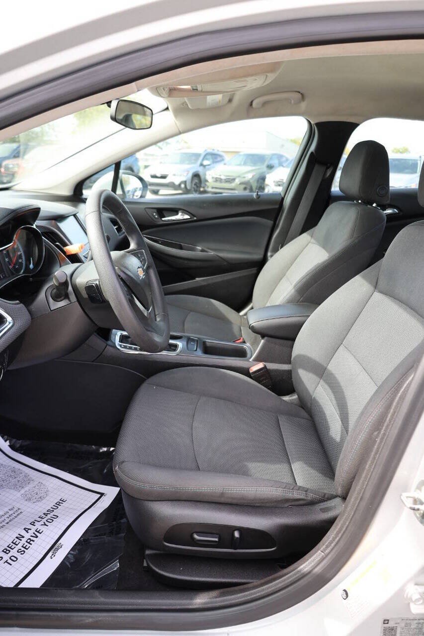 Used 2018 Chevrolet Cruze LT w/ Convenience Package FWD image 13