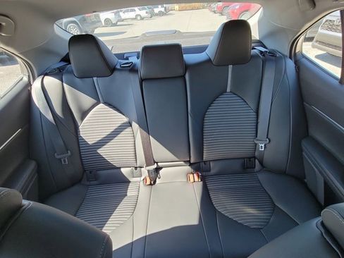 Used 2023 Toyota Camry SE image 5
