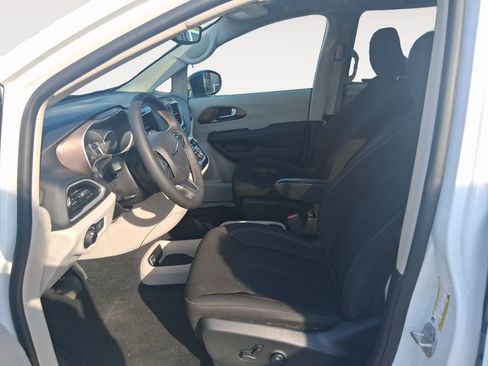Used 2024 Chrysler Voyager LX image 9