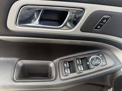 Used 2015 Ford Explorer XLT w/ Equipment Group 202B image 8