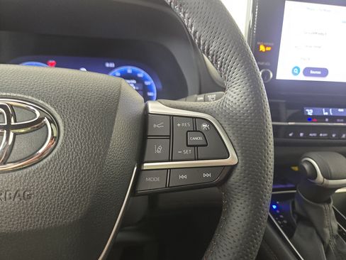 Used 2026 Toyota Sienna Platinum AWD/4WD image 17