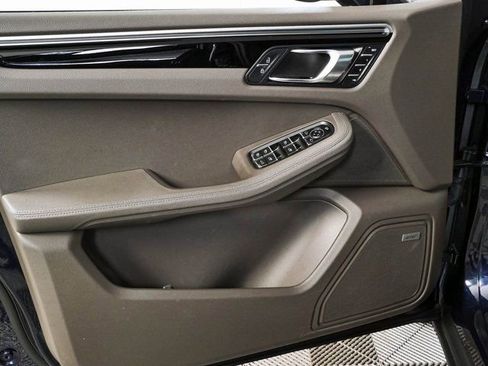 Certified 2022 Porsche Macan AWD/4WD image 6