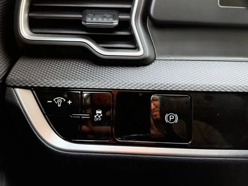 Used 2024 Kia Sportage LX image 19