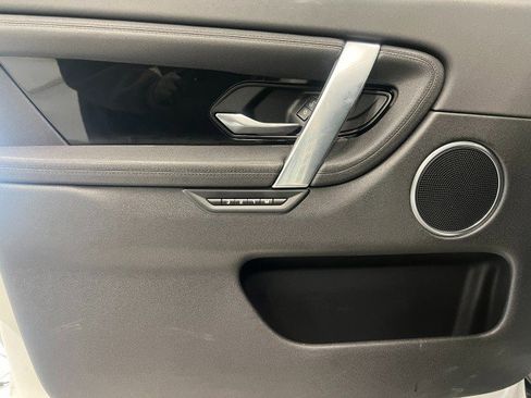 Used 2020 Land Rover Discovery Sport SE image 12