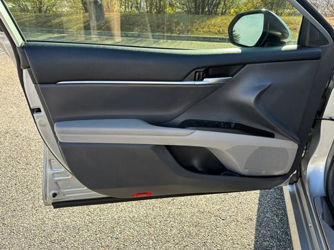 Used 2022 Toyota Camry LE image 10