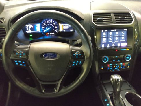 Used 2018 Ford Explorer XLT w/ Equipment Group 201A AWD/4WD image 22