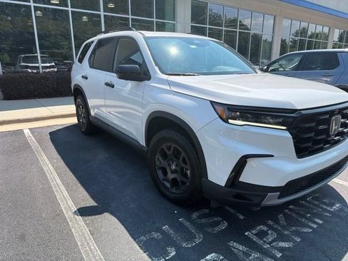 Used 2025 Honda Pilot TrailSport image 3