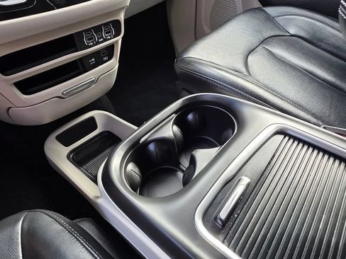 Used 2022 Chrysler Pacifica Touring-L FWD image 28