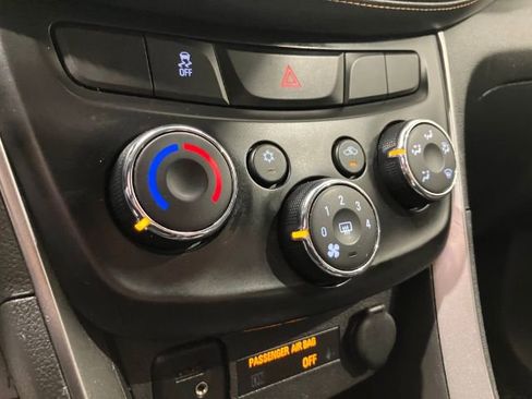 Used 2018 Chevrolet Trax LT w/ LT Convenience Package image 27