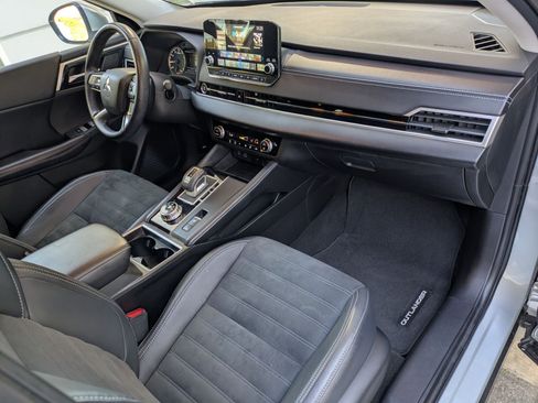 Used 2022 Mitsubishi Outlander SE image 10