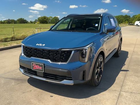 Used 2025 Kia Sorento EX w/ Panoramic Sunroof Package image 3