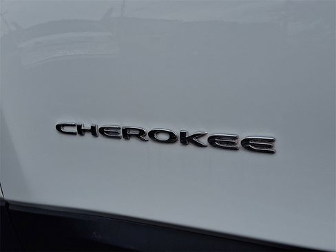 Used 2022 Jeep Cherokee Limited image 30