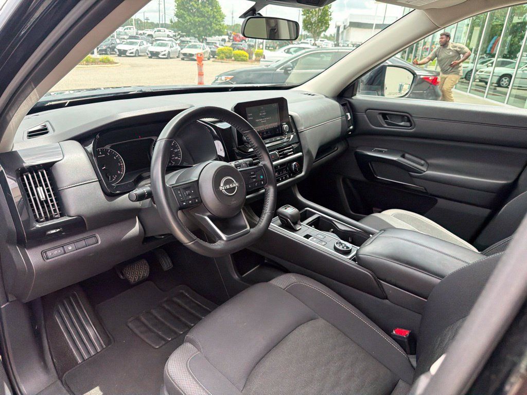 Used 2024 Nissan Pathfinder SV AWD/4WD image 17