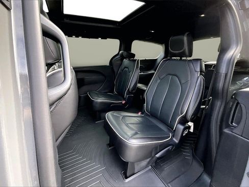 Used 2023 Chrysler Pacifica Limited w/ S Appearance Package image 22