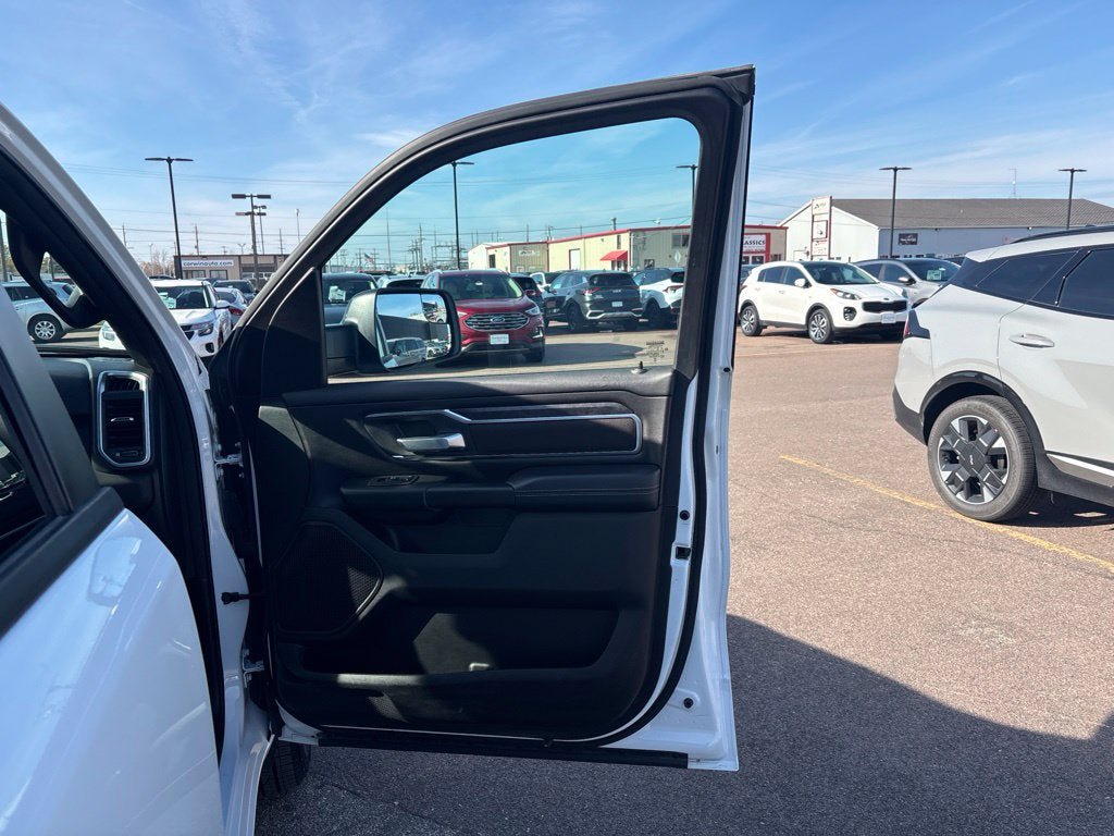 Used 2024 RAM 1500 Big Horn AWD/4WD image 30