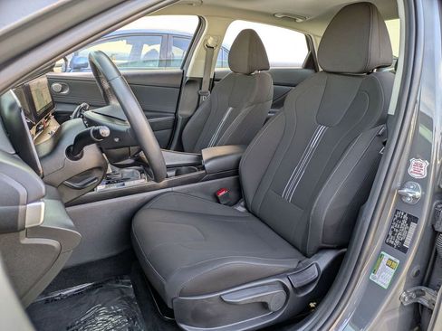 Used 2025 Hyundai Elantra SEL image 23