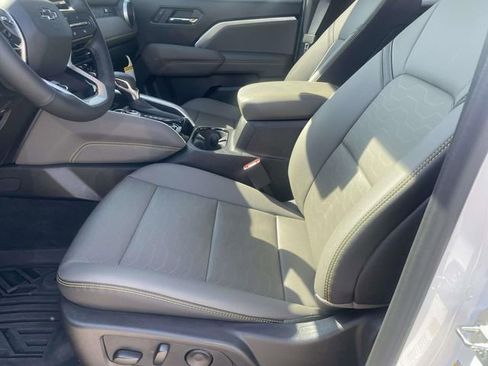 Used 2026 Chevrolet Colorado ZR2 w/ Technology Package AWD/4WD image 14