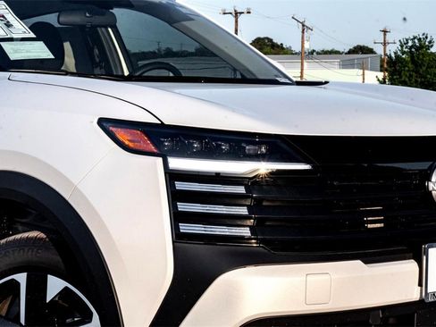 New 2025 Nissan Kicks SV image 2