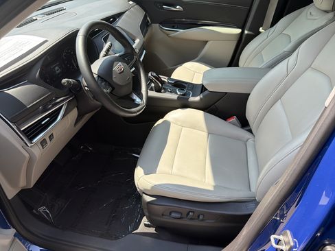 Used 2023 Cadillac XT4 Luxury w/ Cold Weather Package FWD image 10