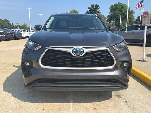 Used 2023 Toyota Highlander XLE AWD/4WD image 2
