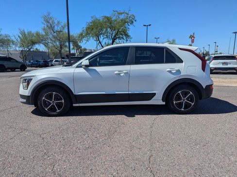 Used 2024 Kia Niro LX image 5