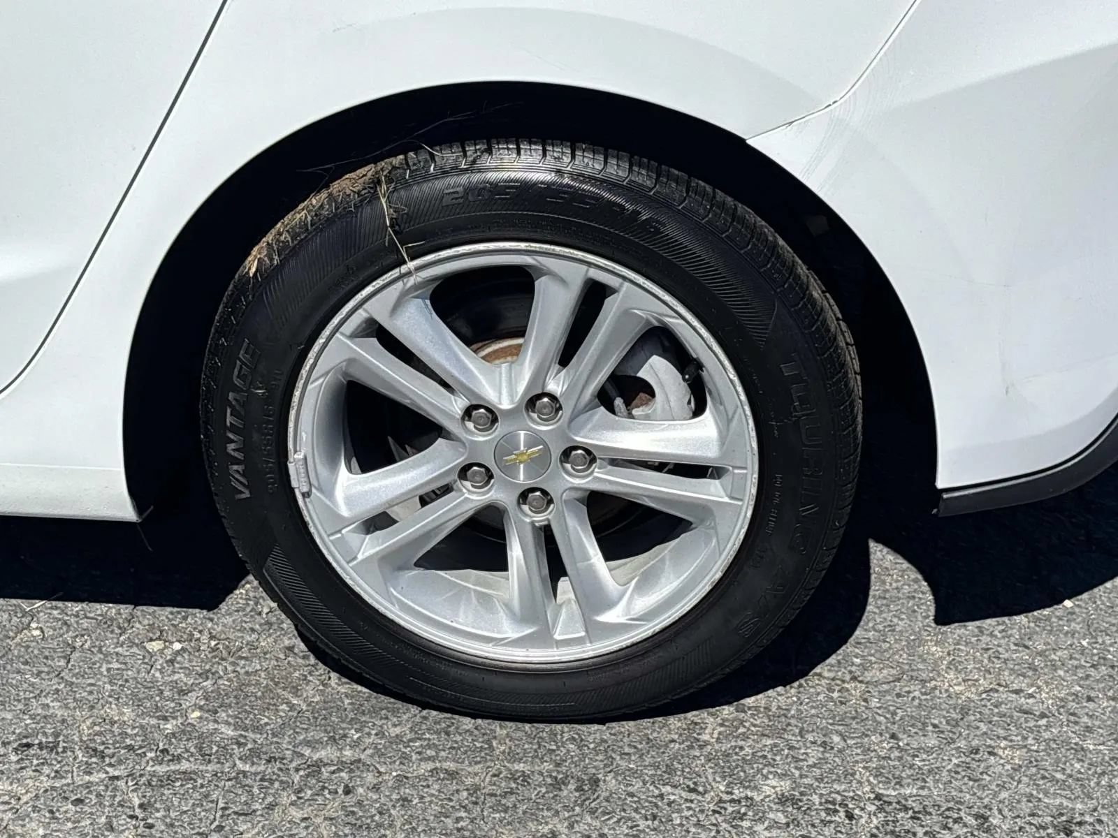 Used 2017 Chevrolet Cruze LT w/ Sun And Sound Package FWD image 7