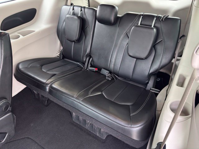 Used 2023 Chrysler Pacifica Touring-L FWD image 9