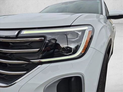 Used 2024 Volkswagen Atlas SE w/ Black Wheel Package FWD image 11