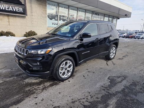 Used 2025 Jeep Compass Latitude image 3