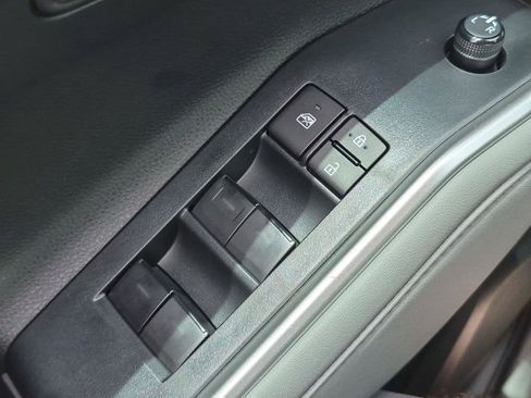 Used 2024 Toyota Highlander XLE FWD image 25