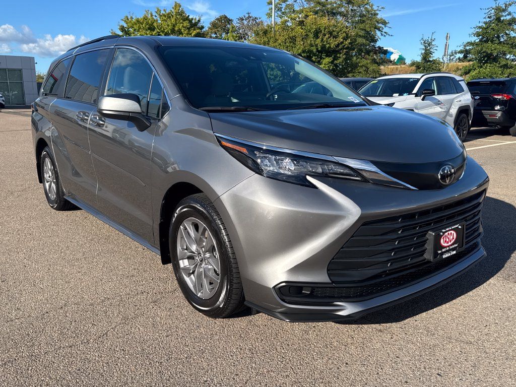 Used 2026 Toyota Sienna LE AWD/4WD image 12