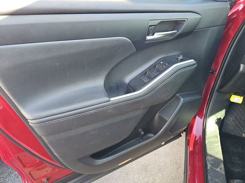 Used 2020 Toyota Highlander XLE image 9