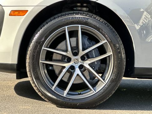 Certified 2025 Porsche Macan AWD/4WD image 29