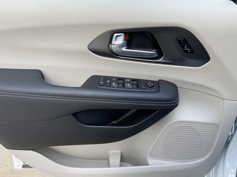 Used 2024 Chrysler Pacifica Touring-L AWD/4WD image 10