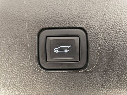 Used 2023 Chevrolet Traverse LT image 12