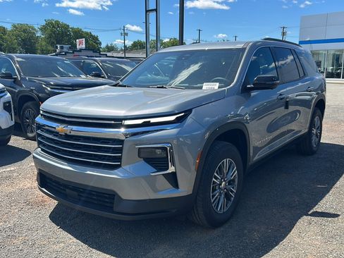 New 2026 Chevrolet Traverse LT w/ Driver Confidence Package AWD/4WD image 4