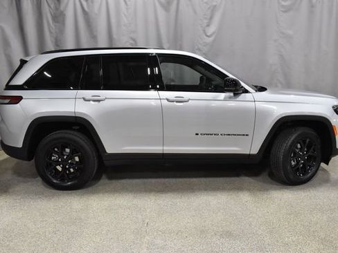 New 2025 Jeep Grand Cherokee Altitude image 3